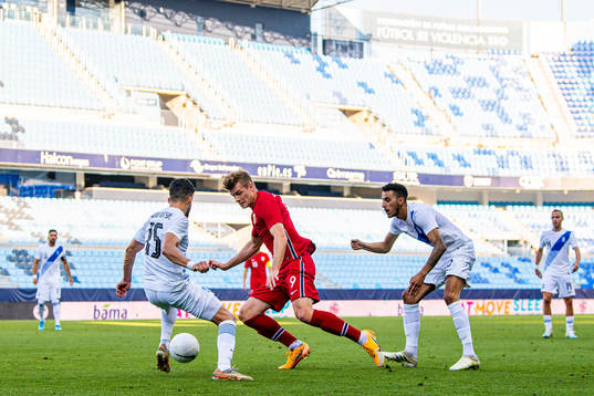 Thanasis Androutsos of Greece and Alexander Sørloth of
