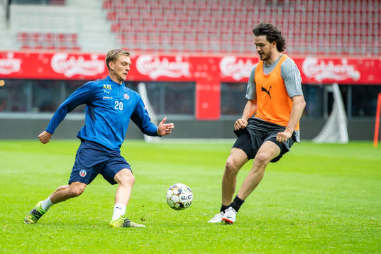 Helsingborgs Dennis Olsson ikamp med Rögles Dennis Everberg