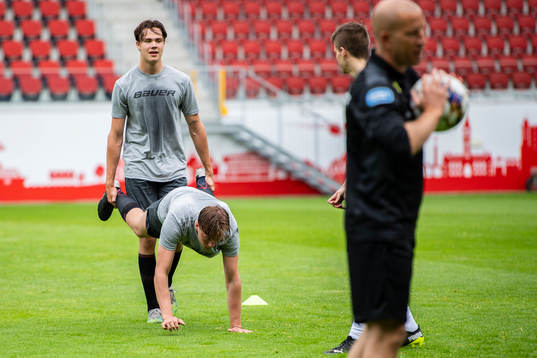 William Wallinder och Rögles målvakt Calle Clang