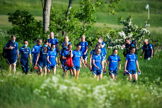 Vilde Bøe Risa and the players of the Norwegian women's