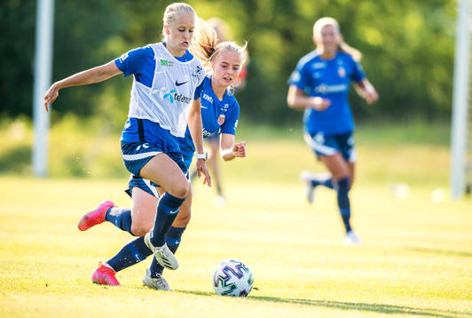 Amalie Vevle Eikeland and Emilie Aanes Woldvik of the
