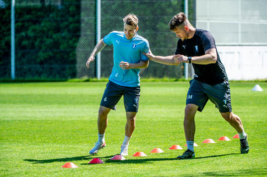 Oscar Lewicki och fystränare Jamie Mackay