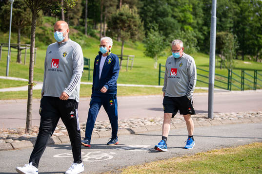 Press officer Jakob Kakembo Andersson, team doctor Anders