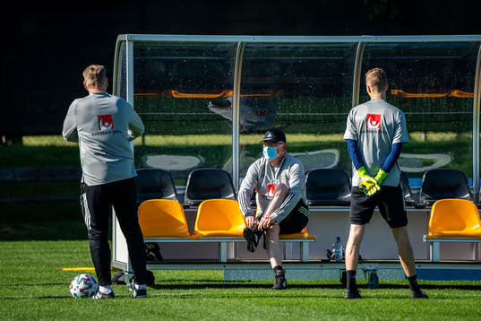 Assistant coach Peter Wettergren, Janne Andersson, head