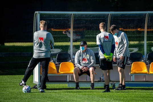 Assistant coach Peter Wettergren, Janne Andersson, head