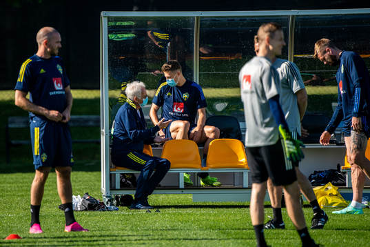 Team doctor Anders Valentin and Mattias Svanberg of the