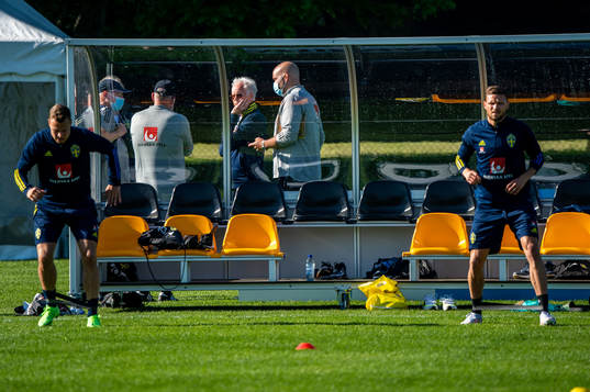 Janne Andersson, head coach, team doctor Anders Valentin