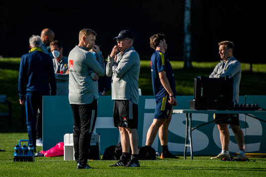 Assistant coach Peter Wettergren and Janne Andersson, head