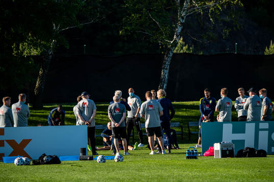 Team manager Stefan Pettersson talks to players and coaches