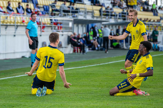 Emil Holm celebrates togheter with Anthony Elanga and
