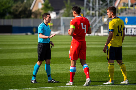 Referee David Alexander Munro in a discussion with Seid
