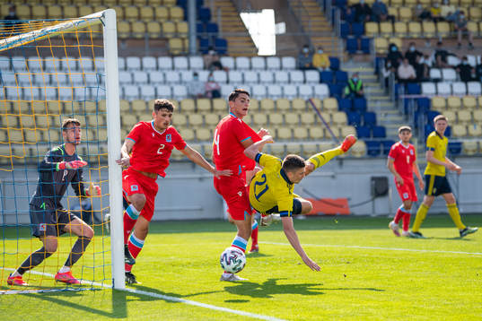 Seid Korac of Luxembourg and Tim Prica of Sweden