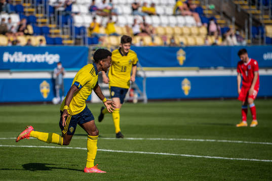 Anthony Elanga of Sweden celebrates 3-0