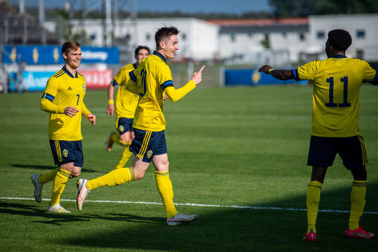 Patrik Wålemark of Sweden celebrates togheter with Hampus