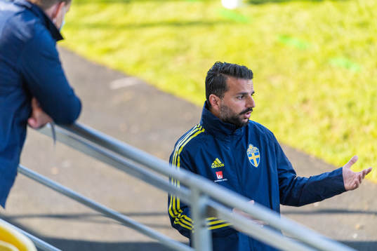 Poya Asbaghi, head coach of Sweden, is interviewed