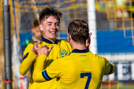 Patrik Wålemark of Sweden celebrates with Hampus Finndell