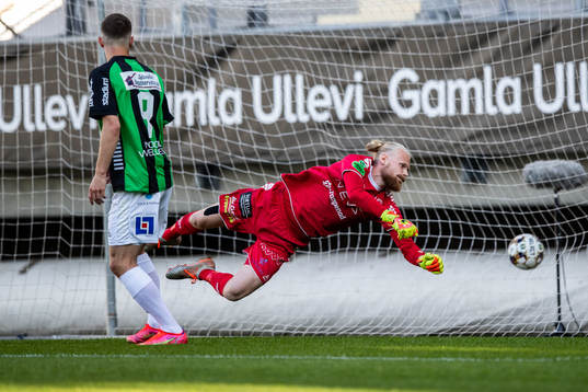GAIS målvakt Mathias Karlsson släpper in 0-1