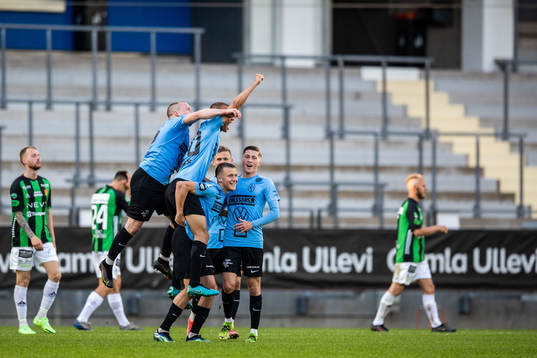 Landskronas Melker Heier jublar med lagkamrater samtidigt