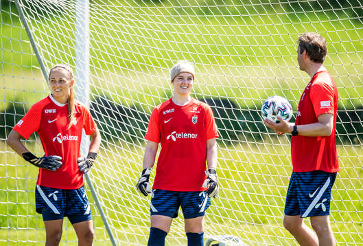 Goalkeepers Cecilie Hauståker Fiskerstrand and Guro