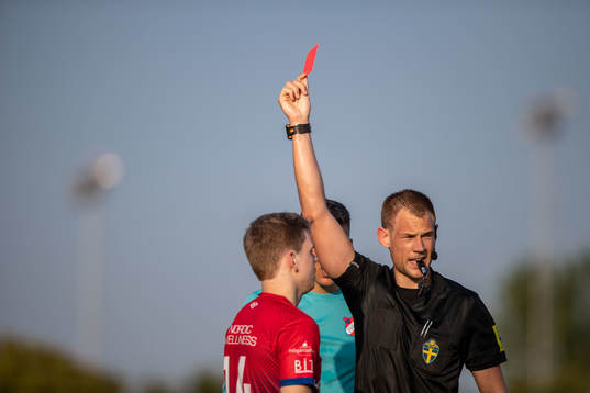 Domare Christoffer Södergren visar ut Höganäs Anton Alm