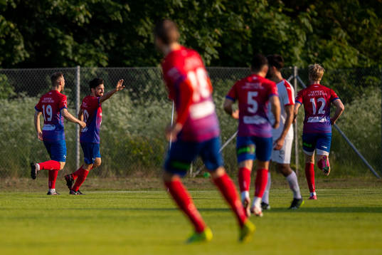 21060 Höganäs Radwan Shaker jublar med lagkamrater