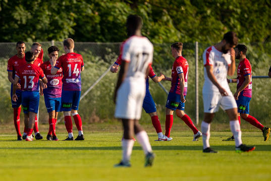 21060 Höganäs Radwan Shaker jublar med lagkamrater