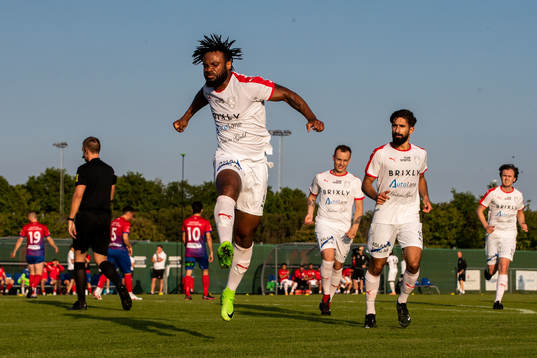 Assyriskas Desmond Richards jublar