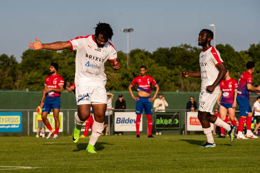 Assyriskas Desmond Richards jublar