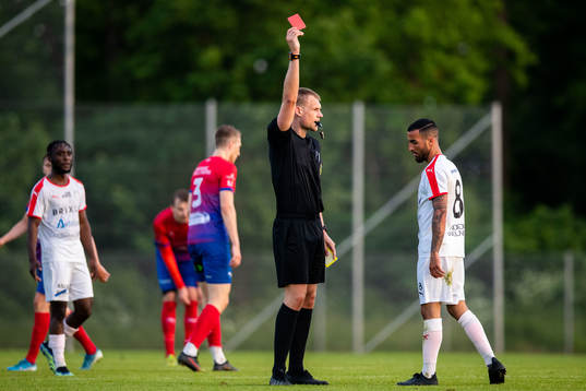 Domare Christoffer Södergren visar ut Assyriskas Mustafa