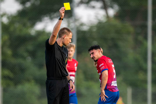 Domare Christoffer Södergren tilldelar Höganäs Berkman