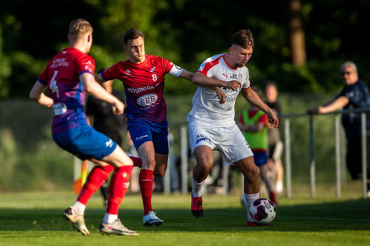 Höganäs Oskar Lindblom och Assyriskas Kenan Karaduz