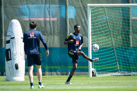 Victor Nilsson Lindelöf and Alexander Isak  of the Swedish