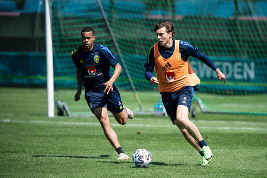 Robin Quaison and Victor Nilsson Lindelöf of the Swedish