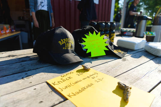 Souvenirer i kiosken före fotbollsmatchen i division 2