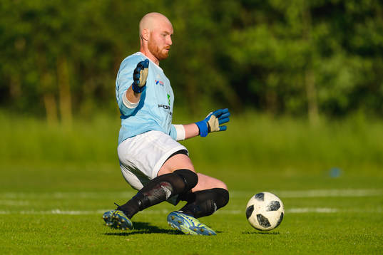 Räppes målvakt Jonathan Lindahl gör en räddning