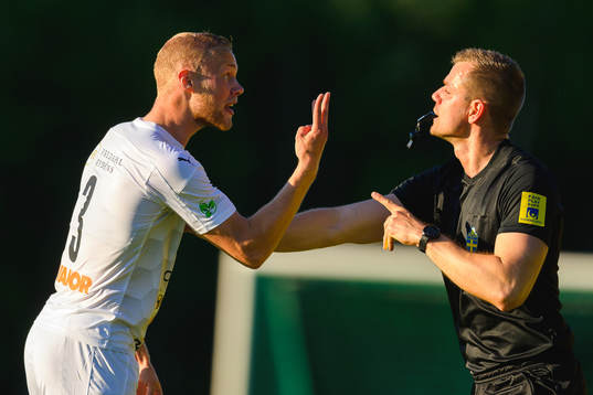 Bergas Oskar Dahlström är upprörd på domare Toni Galic