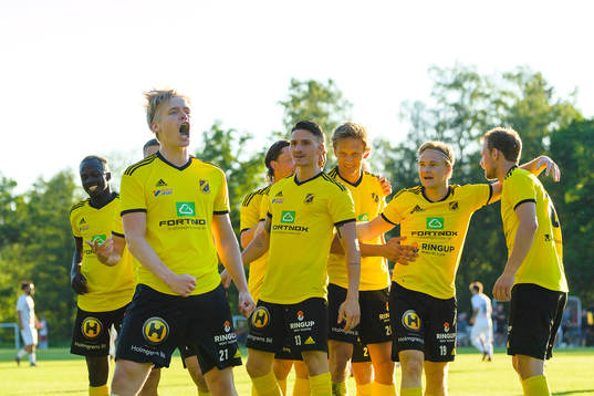 Räppes Oskar Gabrielsson jublar