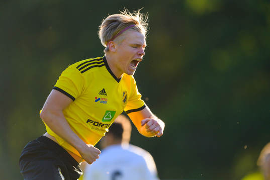 Räppes Oskar Gabrielsson jublar