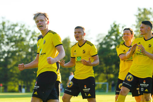 Räppes Oskar Gabrielsson jublar