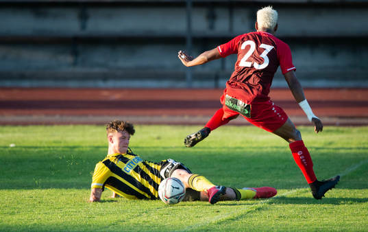 IFK Hässleholms Max Nilsson (född 2005)glidtacklar i