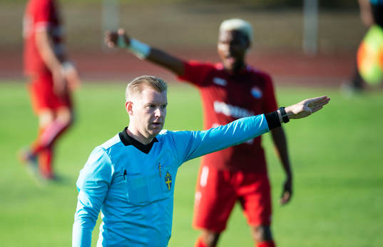 Domaren i matchen i division 2 Södra Götaland mellan