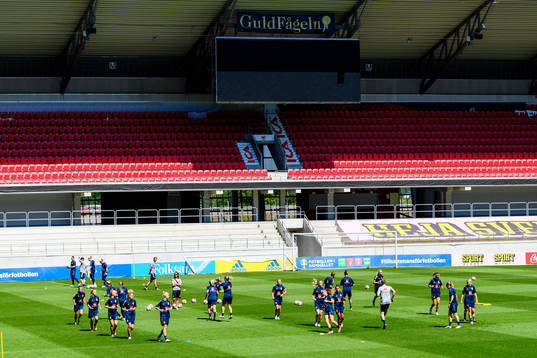 Players warm up