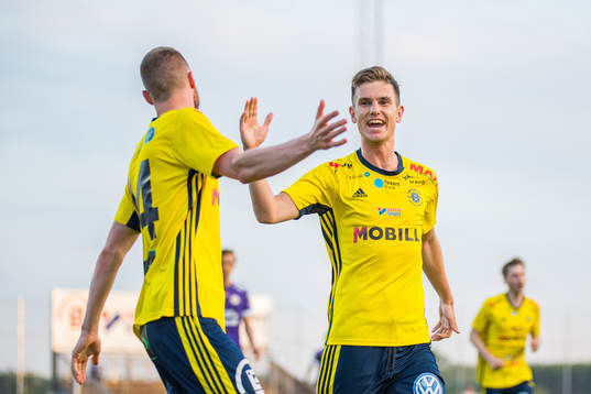 Ängelholms Anton Kinnander jublar med Niklas Svensson