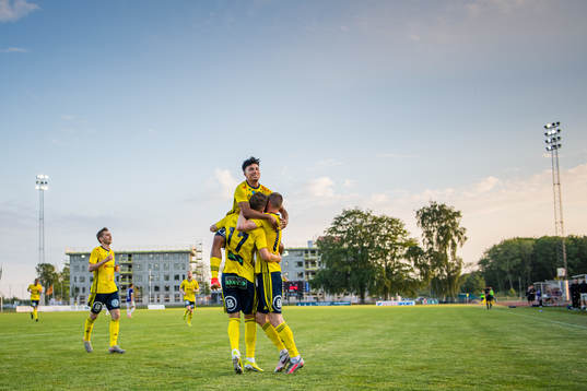 Ängelholms Othmane Salama jublar med Anton Kinnander och