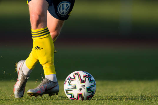 En spelare driver fram bollen