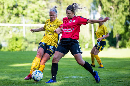 Elfsborgs Ellen Larsson och Södra vings Wilma Danielsson