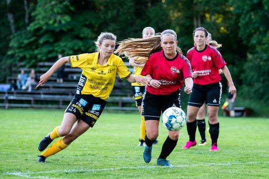 Elfsborgs Ida Backlund och Södra vings Elvira Johanzon