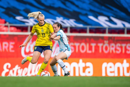 Stina Blackstenius of Sweden and Tuva Hansen of Norway