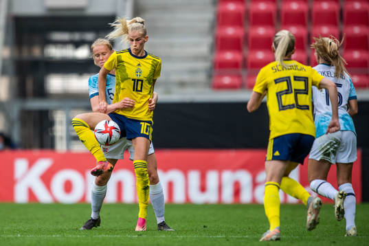 Julie Blakstad of Norway and Sofia Jakobsson of Sweden