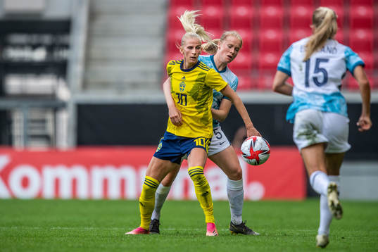 Sofia Jakobsson of Sweden and Julie Blakstad of Norway